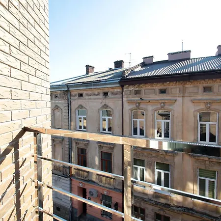 біля опери Apartment Lviv