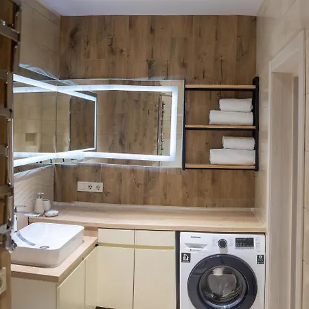 біля опери Apartment Lviv