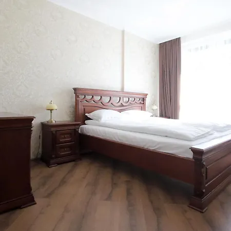 біля опери Apartment Lviv